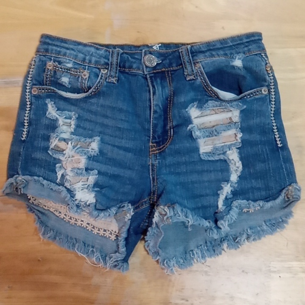 (170)  ALMOST  FAMOUS EMBROIDERED JEAN SHORT SHORTS DISTRESSED BOHO/ LACE SIZE 7
